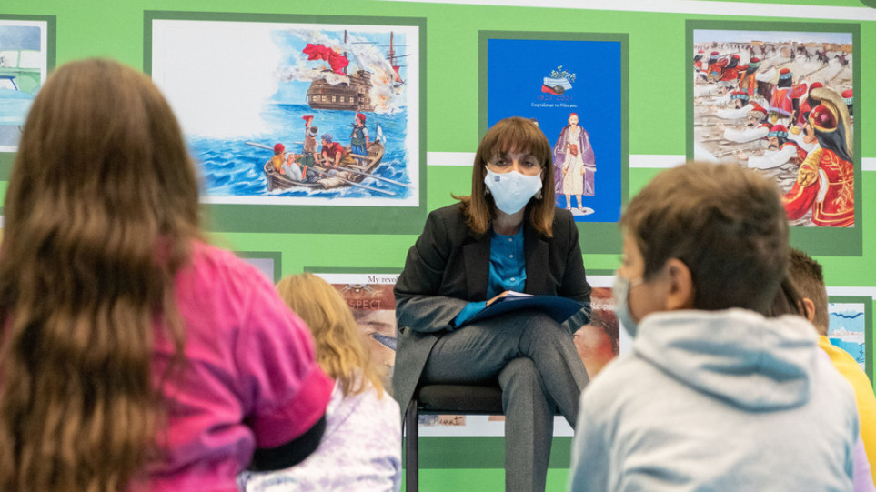 «Να διαβάζετε και να ονειρεύεστε», προέτρεψε μικρούς μαθητές και μαθήτριες η Κατερίνα Σακελλαροπούλου