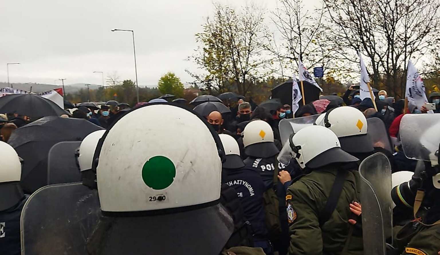 Κοζάνη: Επεισόδια με δακρυγόνα πριν την επίσκεψη Μητσοτάκη (βίντεο)