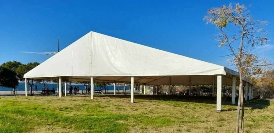 Ξηλώνετε η τέντα που μυστηριωδώς στήθηκε στην νέα παραλία Θεσσαλονίκης