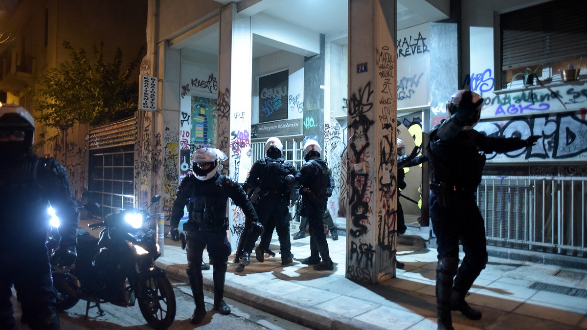 Εξάρχεια: Αστυνομικοί σπάνε τζαμαρία πολυκατοικίας για να συλλάβουν διαδηλωτές (Vid)