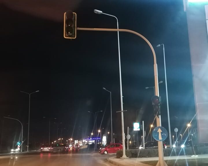 Κίνδυνος ατυχήματος: Χαλασμένα φανάρια σε πολυσύχναστο κόμβο της Θεσσαλονίκης (vid)
