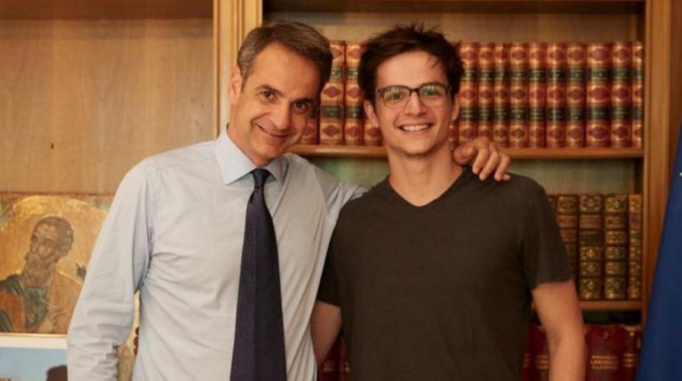 Θετικός ο γιος του Πρωθυπουργού: «Μάχη» ΝΔ – ΣΥΡΙΖΑ για το αν πήγε εκδρομή