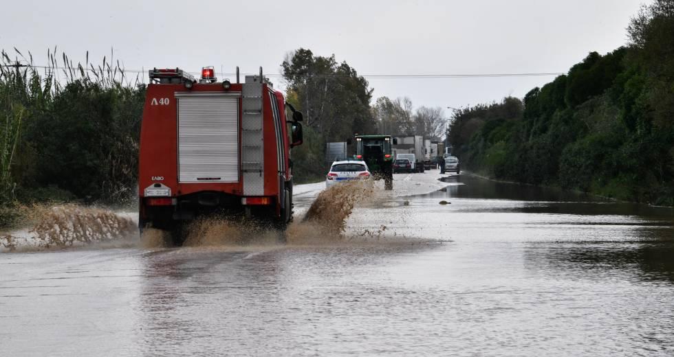 Λαμία: Επιχείρηση απεγκλωβισμού κατοίκων λόγω κακοκαιρίας