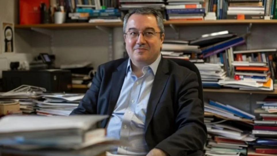 Μόσιαλος: Πώς έπεισε οδηγό ταξί να κάνει το εμβόλιο