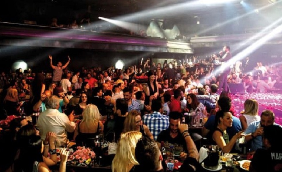 Βόμβα στην εστίαση: Τι σκέφτεται η κυβέρνηση για τις γιορτές