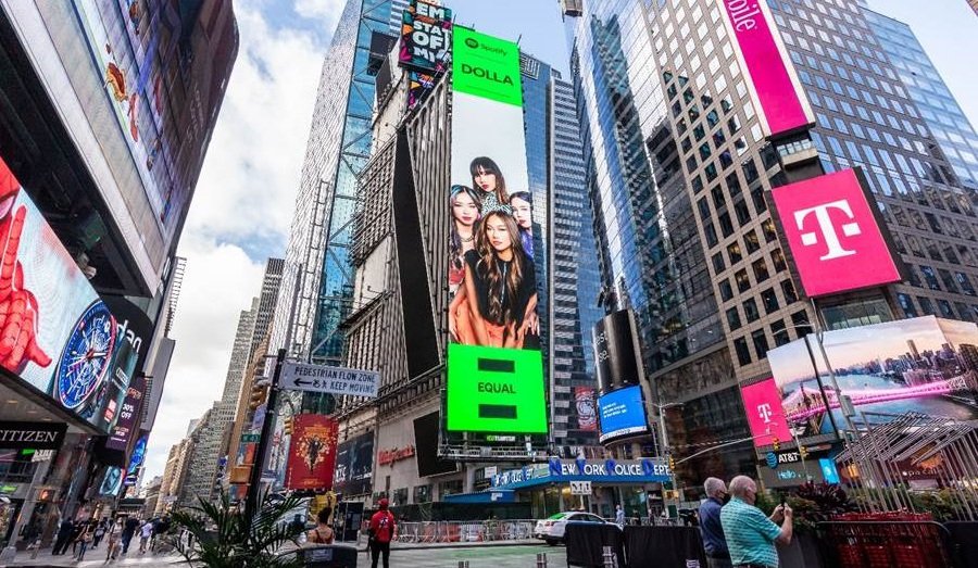 Νέα Υόρκη: Ποια Ελληνίδα τραγουδίστρια φιγουράρει στην Times Square (pic)