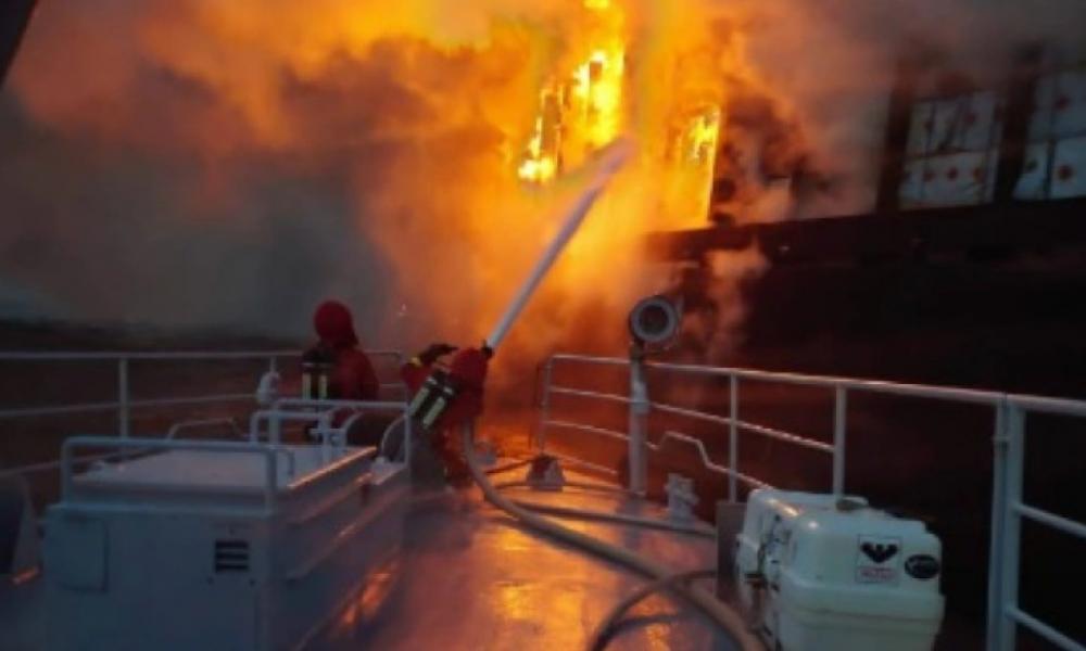 Σουηδία: Πλοίο που μετέφερε ξύλα καίγεται επί 5 μέρες στη θάλασσα