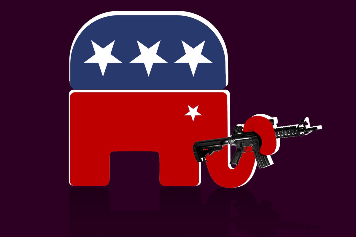 ΗΠΑ: Ρεπουμπλικανός βουλευτής πόζαρε κρατώντας όπλα με την οικογένεια του