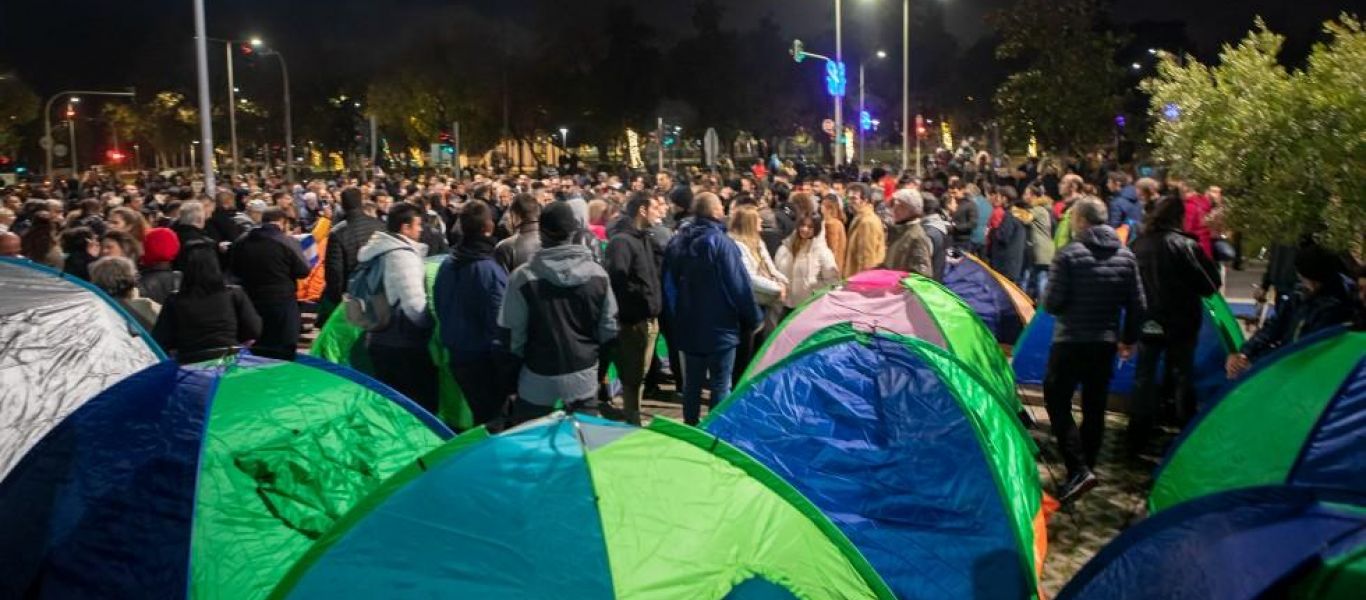 Θεσσαλονίκη: Αντιεμβολιαστές έστησαν σκηνές έξω από το Δημαρχείο