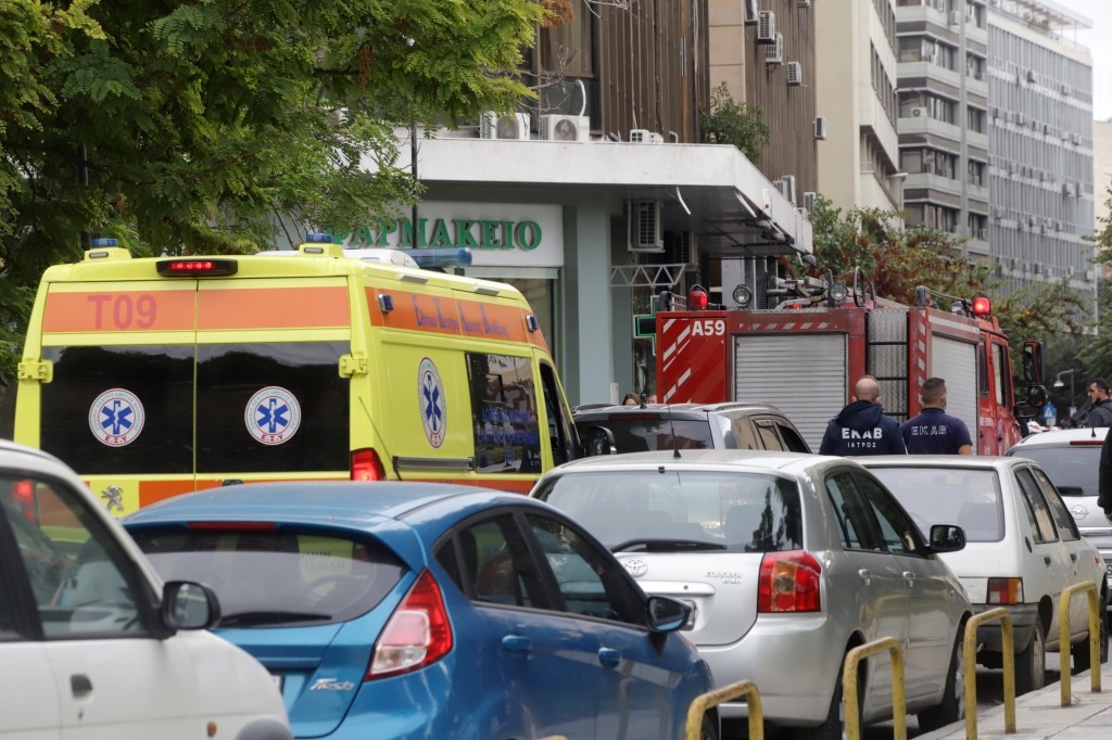 Θεσσαλονίκη: Γυναίκα άνοιξε πυρ σε ζαχαροπλαστείο – Μία τραυματίας