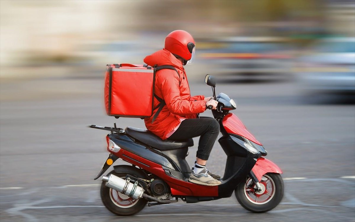 Διανομέας παρέδωσε καφέ και γδύθηκε μπροστά σε πελάτισσα