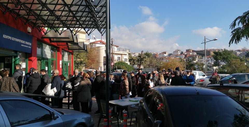 Εκλογές ΚΙΝΑΛ: Ουρά σχημάτισαν οι ψηφοφόροι στις Συκιές