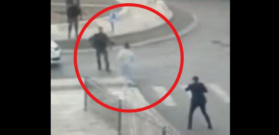 Ιερουσαλήμ: Σοκάρει βίντεο με άντρα που μαχαιρώνει πολίτη – Πυροβολισμοί από τις αρχές