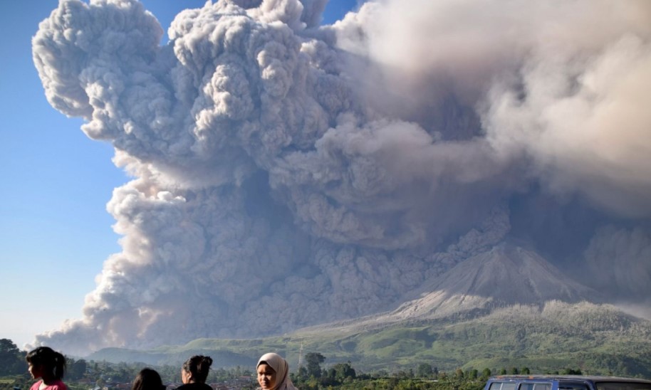 Ινδονησία: Ένας νεκρός και δεκάδες τραυματίες από την έκρηξη του ηφαιστείου