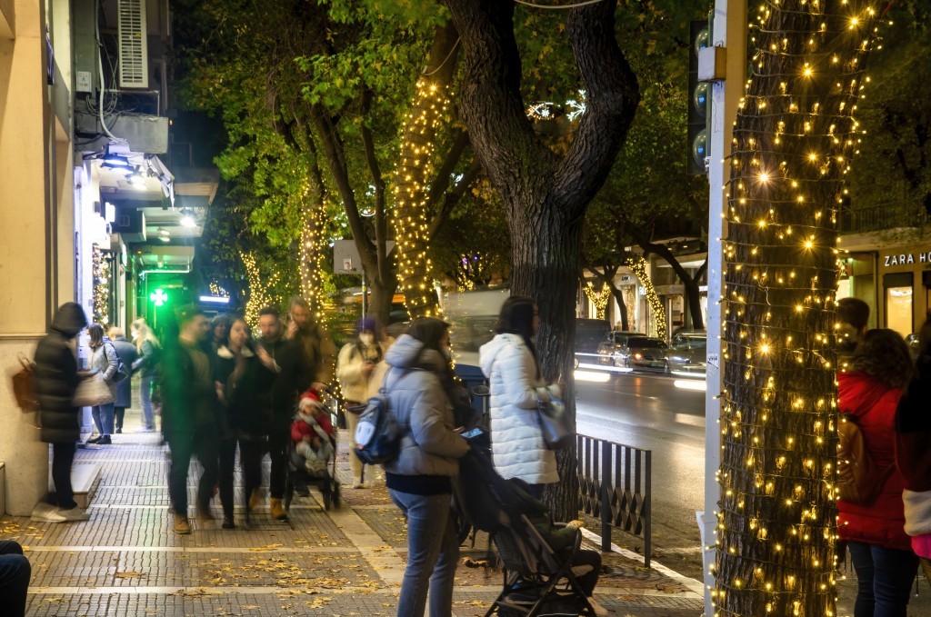 Ανοιχτά αύριο τα καταστήματα-Ξεκινάει το εορταστικό ωράριο