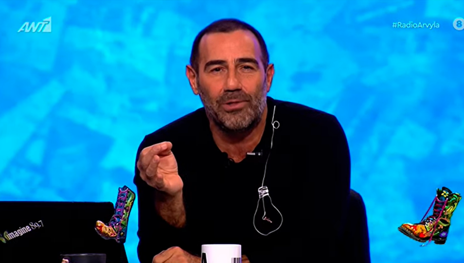 Ράδιο Αρβύλα: Φορώντας μαύρα ρούχα εξηγούν γιατί κάνουν εκπομπή σήμερα