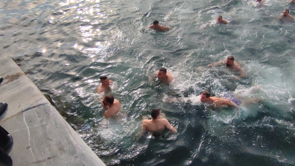 Θεσσαλονίκη: 19χρονος φοιτητής έπιασε τον Τίμιο Σταυρό (video)