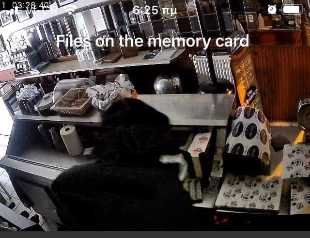 Βίντεο ντοκουμέντο: Διαρρήκτης εισβάλλει σε κατάστημα στη Θεσσαλονίκη και ψάχνει για χρήματα