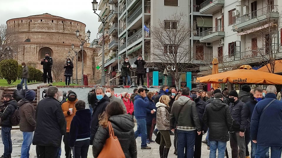 Συγκέντρωση διαμαρτυρίας από καλλιτέχνες στην Καμάρα