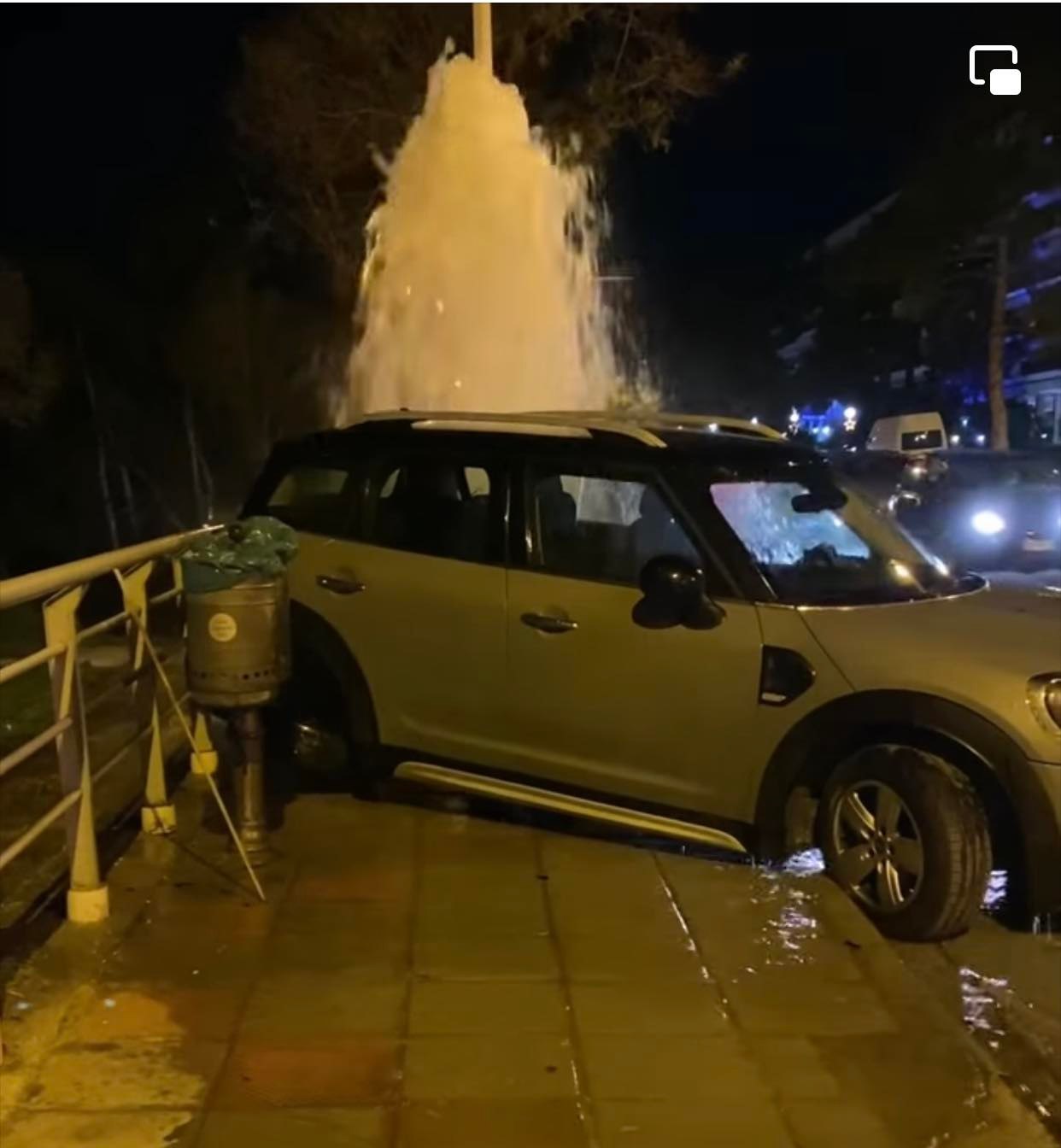 Θεσσαλονίκη: Τροχαίο ατύχημα με … πίδακα νερού (pic)