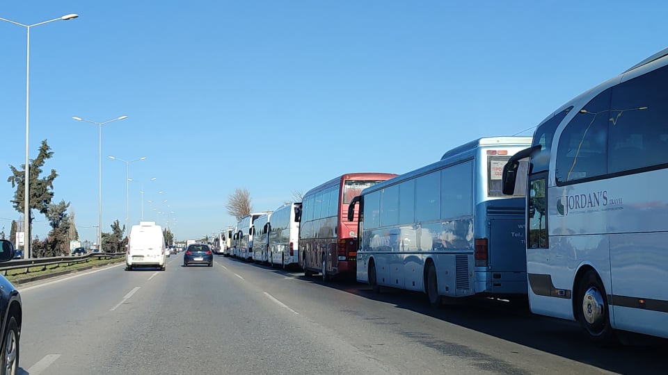 Κομβόι τουριστικών λεωφορείων στη Μουδανίων (φωτό)