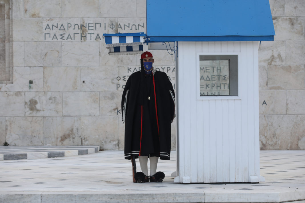 Με κάπες οι Εύζωνες στον Άγνωστο Στρατιώτη λόγω του κρύου (φωτο)