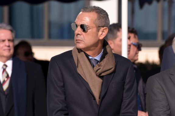 Πάνος Καμμένος: Ποζάρει με σοβιετικό καπέλο και τον “Μπελμόντο” αγκαλιά