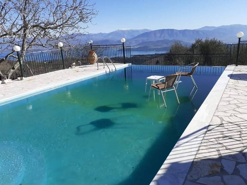 Πάγωσε η πισίνα και έβαλαν πάνω καρέκλες και τραπέζι (φωτό)