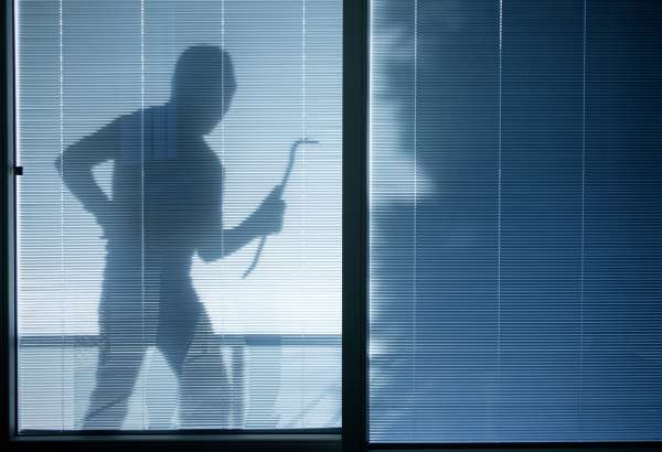 τραγουδίστρια, ληστείες,