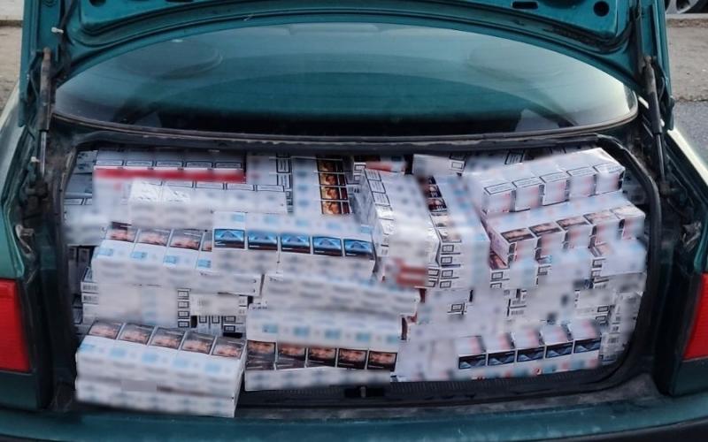 Πιάστηκε να μεταφέρει με ΙΧ πάνω από 2.900 λαθραία πακέτα τσιγάρων (φωτό)