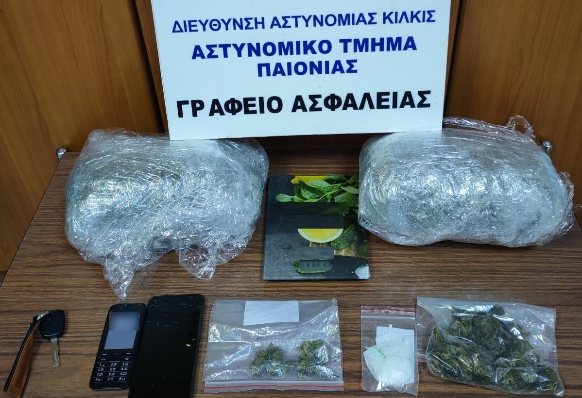 Θεσσαλονίκη: Αστυνομικοί εντόπισαν τα ναρκωτικά κρυμμένα σε αυτοκίνητο (video)