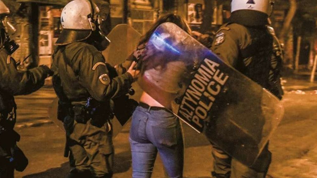 Συγκλονιστικό βίντεο με τις φωνές της κοπέλας που την χτυπούσε βάναυσα αστυνομικός!