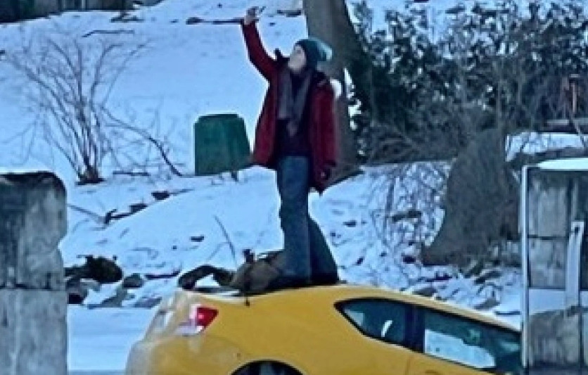Έβγαζε selfie ενώ το αυτοκίνητο της βυθιζόταν μέσα στον πάγο (φωτό+video)