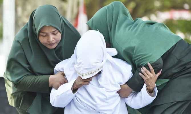 Ινδονησία: Γυναίκα, κατηγορούμενη για μοιχεία, μαστιγώθηκε 100 φορές και ο σύντροφός της 15
