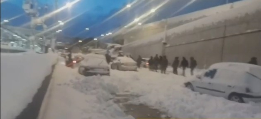 Συνεχίζεται η επιχείρηση απεγκλωβισμού των οδηγών στην Αττική Οδό (video)