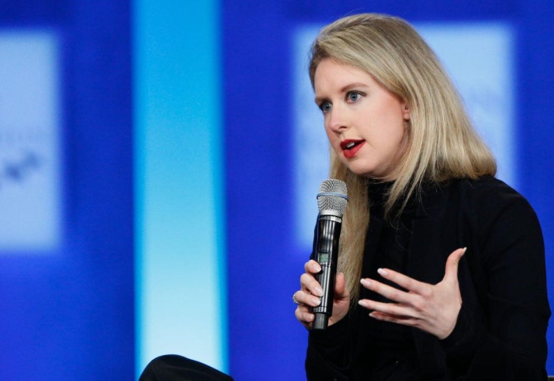 Ελίζαμπεθ Χόλμς,