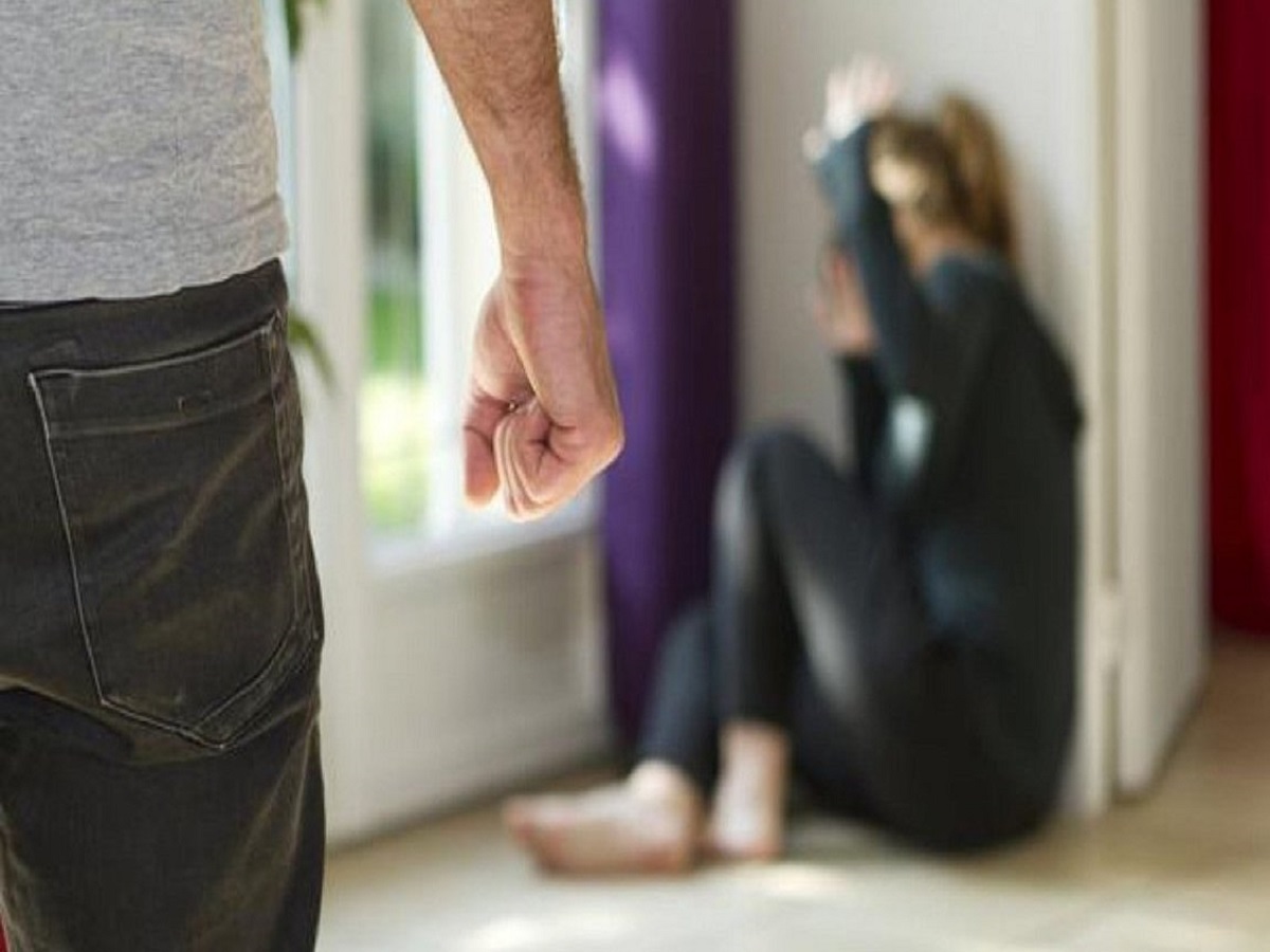 Σοκάρει η κακοποιημένη σύντροφος του αστυνομικού: «Θέλω να φύγω, βοήθεια» (vid)