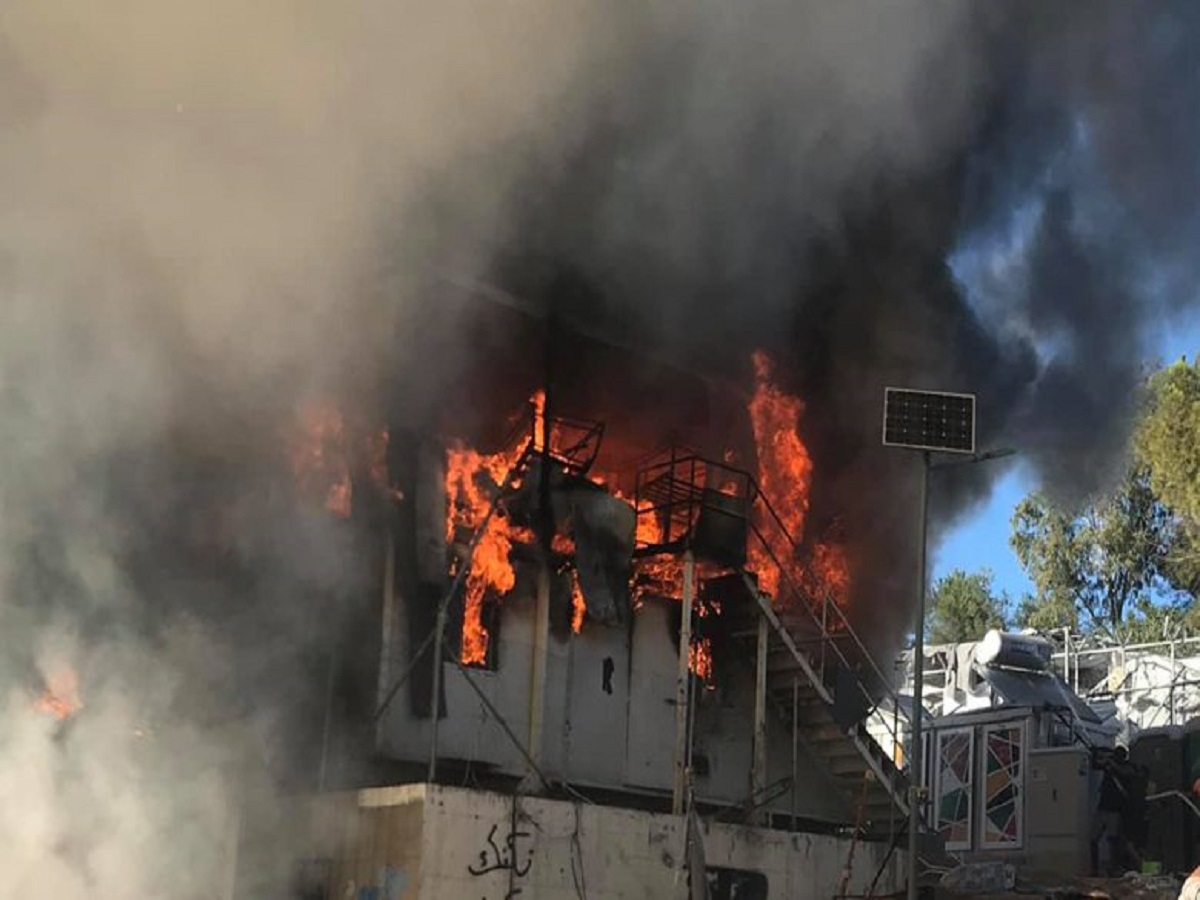 Λέσβος: Ξέσπασε πυρκαγιά σε δομή προσφύγων