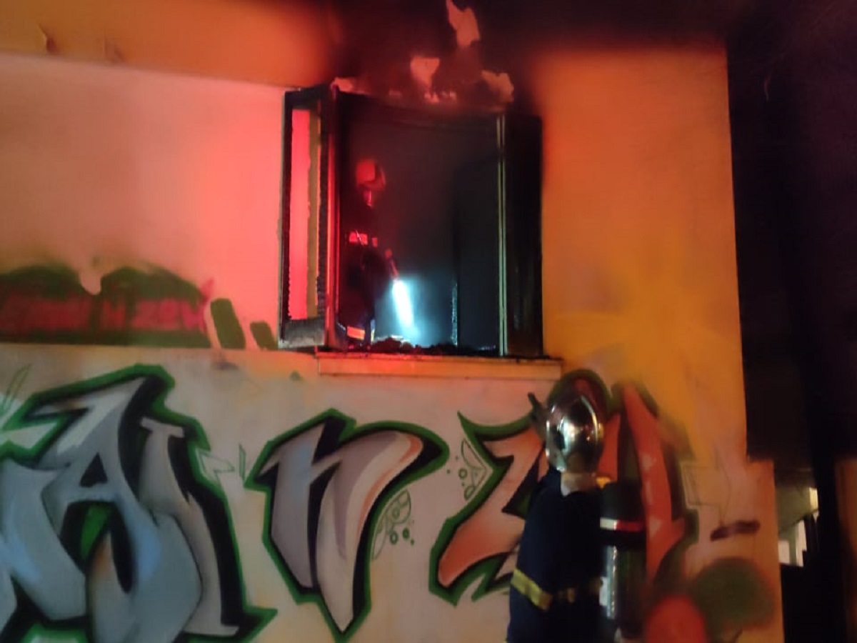 Φωτιά σε μονοκατοικία στην Καλαμαριά (φωτο)