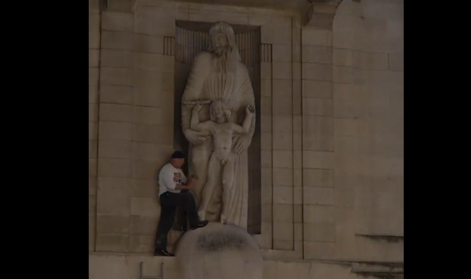 Σκαρφάλωσε στο κτίριο και κατέστρεφε άγαλμα παιδόφιλου γλύπτη (video)