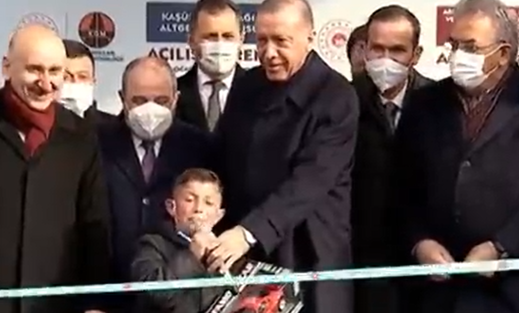 Προεκλογική εκστρατεία από παιδί σε ομιλία του Ερντογάν