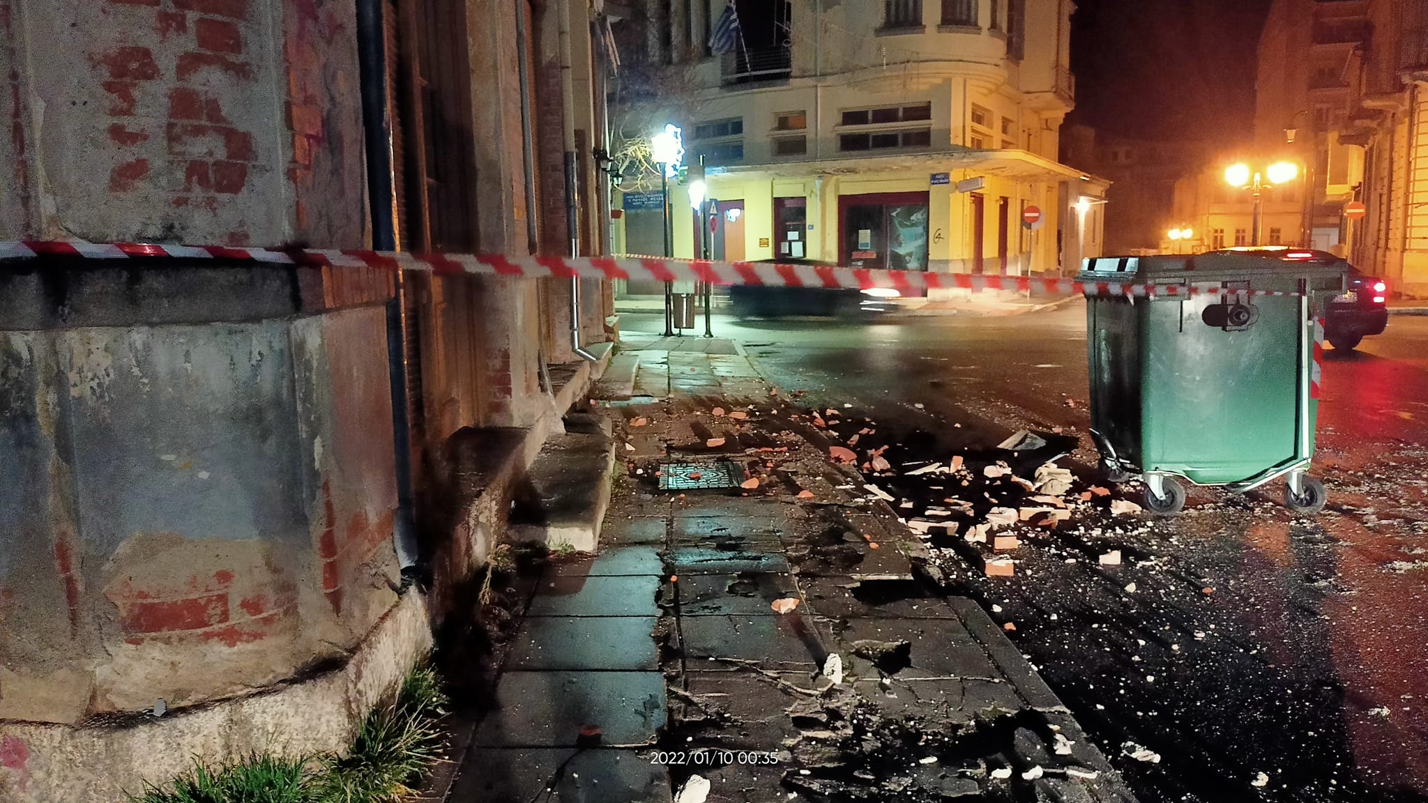 Η Φλώρινα ξαγρυπνά απόψε (φωτό) – Μεγάλες ζημιές καταγράφονται μέσα στην πόλη