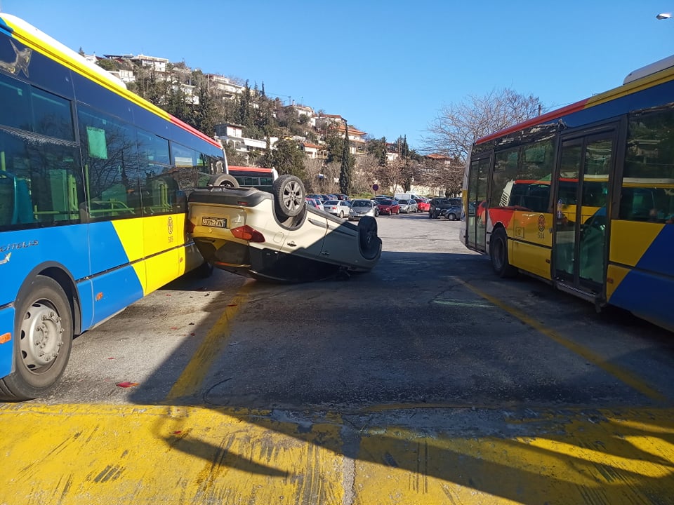 «Τούμπα» αυτοκινήτου σε τερματικό σταθμό του ΟΑΣΘ