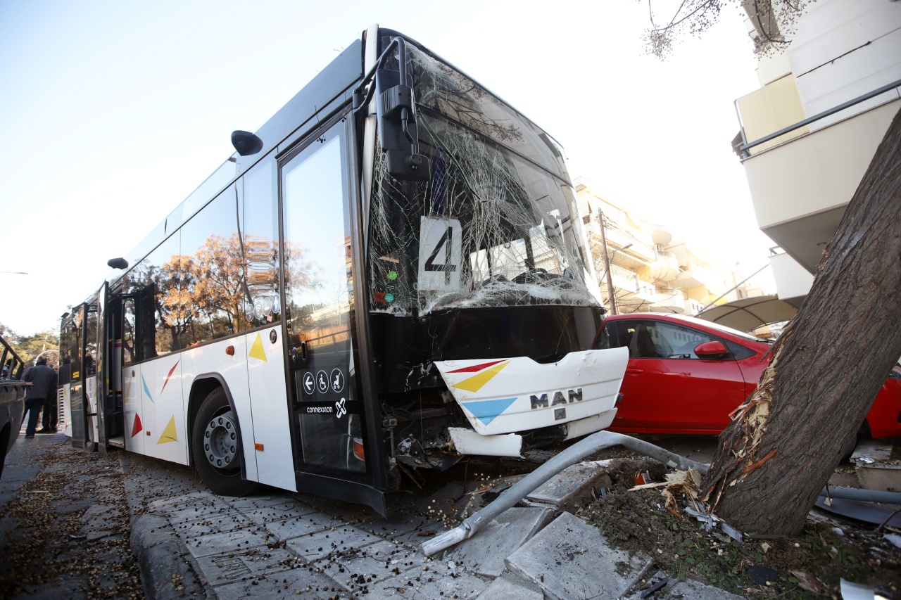Λεωφορείο του ΟΑΣΘ έπεσε σε στάση – Ένας τραυματίας (video)