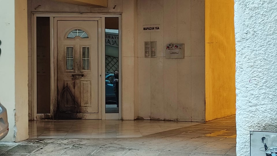 Γκαζάκια στην είσοδο πολυκατοικίας στη Χαριλάου (φωτο)