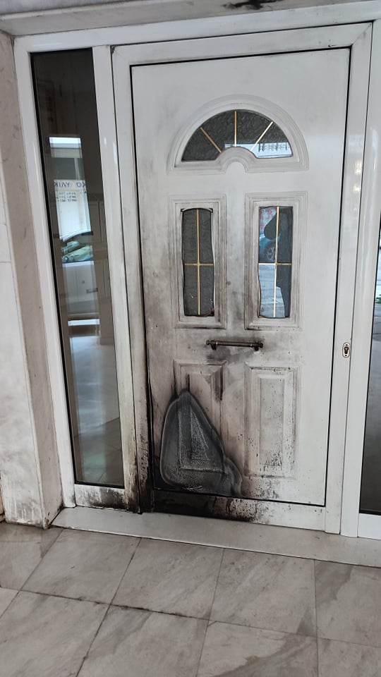 Γκαζάκια στην είσοδο πολυκατοικίας στη Χαριλάου (φωτο)