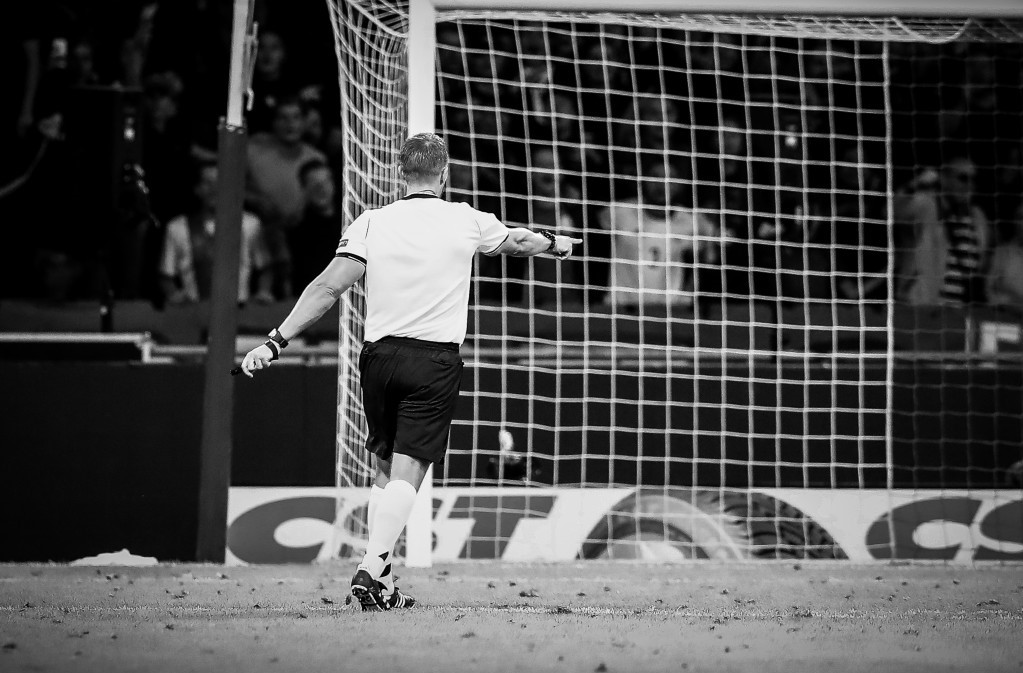 Διαιτητής έκανε βιντεοκλήση στην σύζυγο του ενώ ήταν on-air (video)