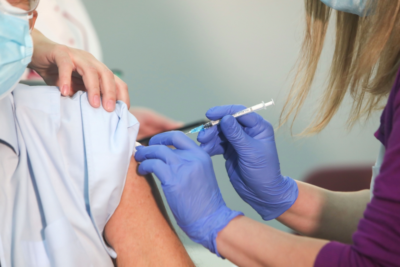 Εμβολιασμός: Λήγει η διορία για τους ανεμβολίαστους άνω των 60 (vid)