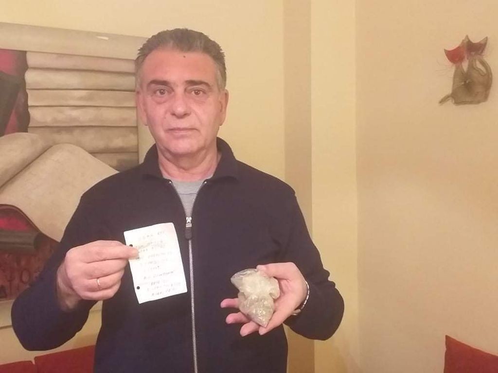 Ανακάλυψε σημαντικό κειμήλιο μετά τον θάνατο της μητέρας του