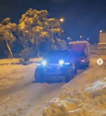Ο Γιάννης Μπουρούσης απεγκλώβισε αμάξι στην Αττική Οδό (vid)